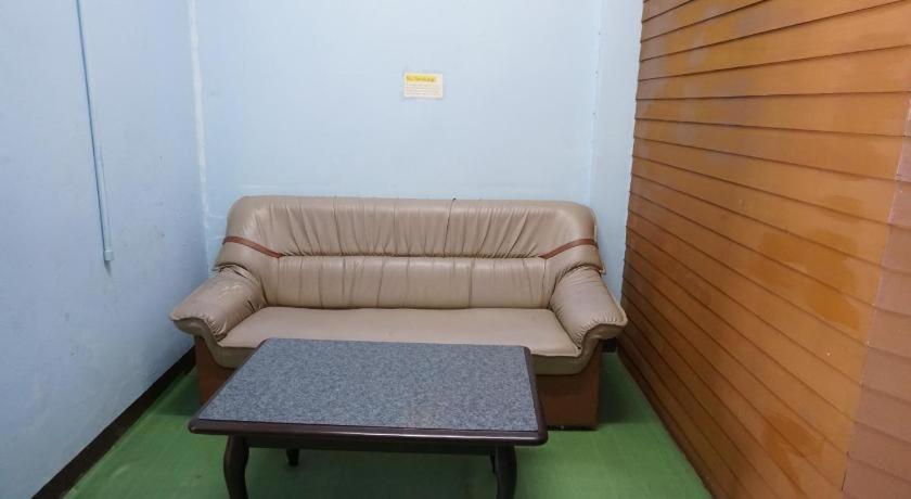 Oyo 730 Meedee Hostel Бангкок Екстер'єр фото